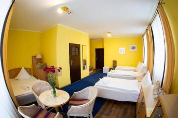 Фото номера Четырехместный номер Отели типа «постель и завтрак» Hotelik Kopernik г. Лидзбарк-Варминьски 2