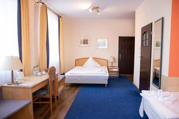 Фото номера Трехместный номер Отели типа «постель и завтрак» Hotelik Kopernik г. Лидзбарк-Варминьски 4