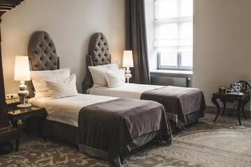 Фото номера Двухместный номер Делюкс с 1 кроватью Отель Hotel Krasicki г. Лидзбарк-Варминьски 3