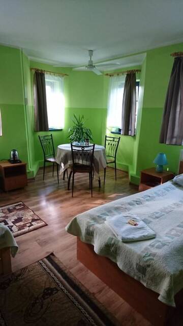 Фото номера Трехместный номер Отель Hotelik WARMIA -Pensjonat, Hostel г. Лидзбарк-Варминьски 2